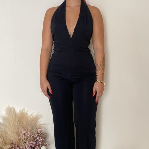 Mono negro atado al cuello