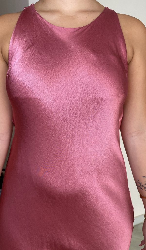 Vestido de satén rosa empolvado - Imagen 3