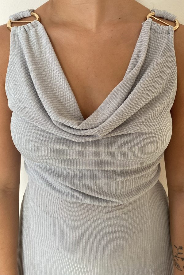 Vestido gris plata con argollas doradas - Imagen 4
