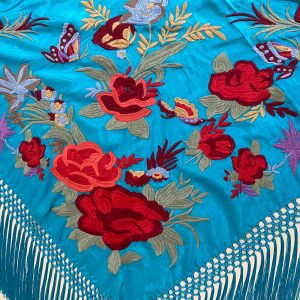 Mantoncillo  de flamenca modelo Rocío en turquesa con bordados en rojo