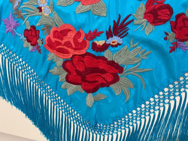 Mantoncillo  de flamenca modelo Rocío en turquesa con bordados en rojo - Imagen 3