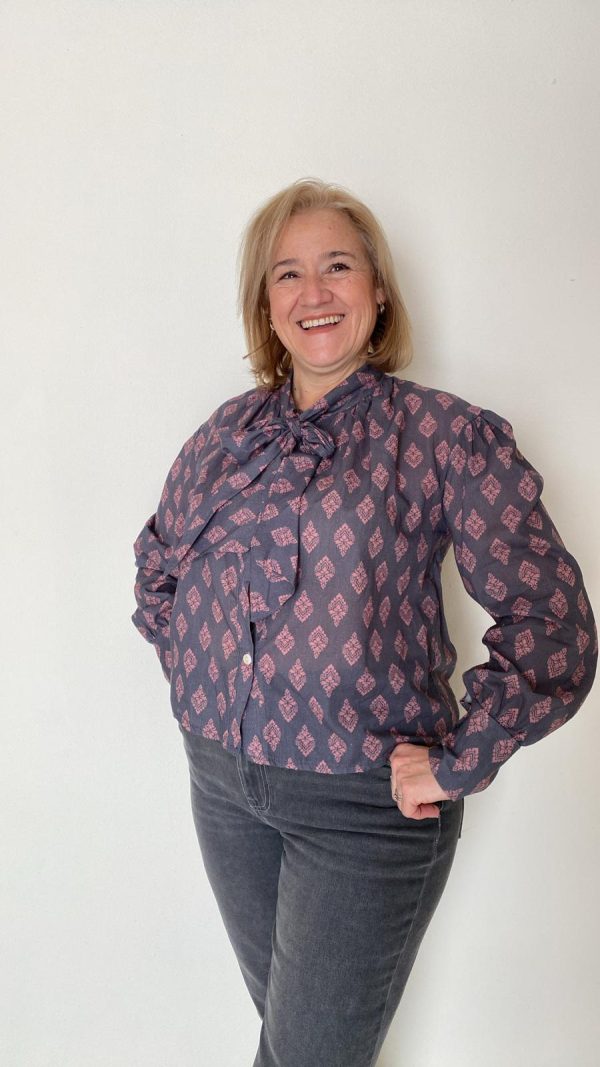 Blusa gris con lazo - Imagen 2