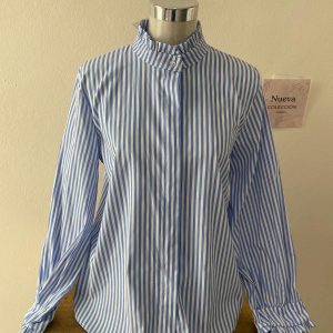 Camisa celeste con rayas blanca