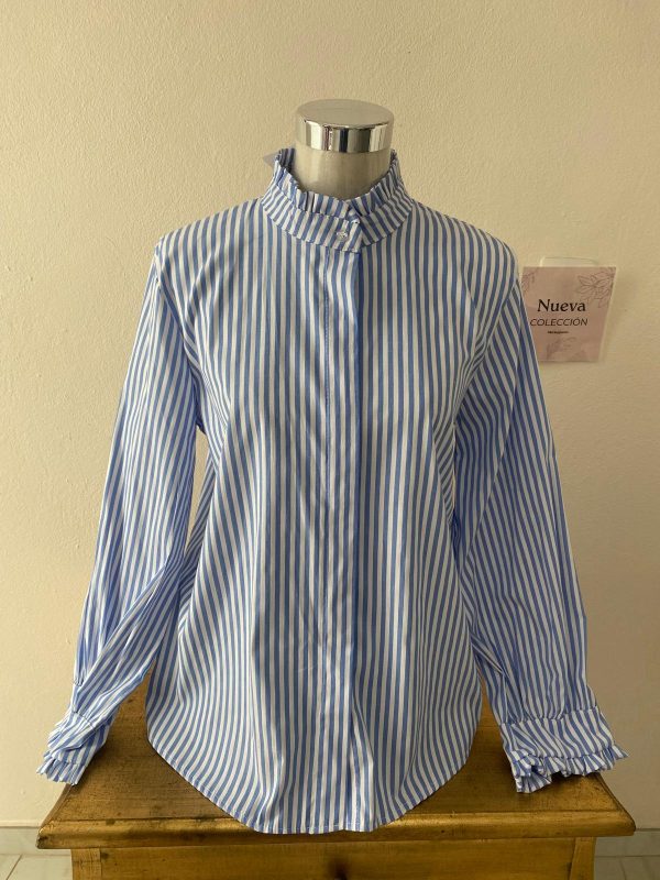 Camisa celeste con rayas blanca