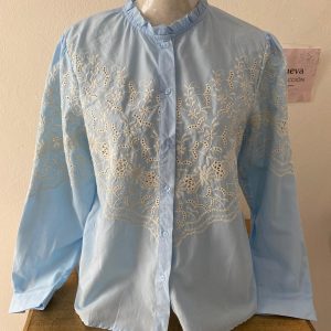 Camisa celeste de batista bordada