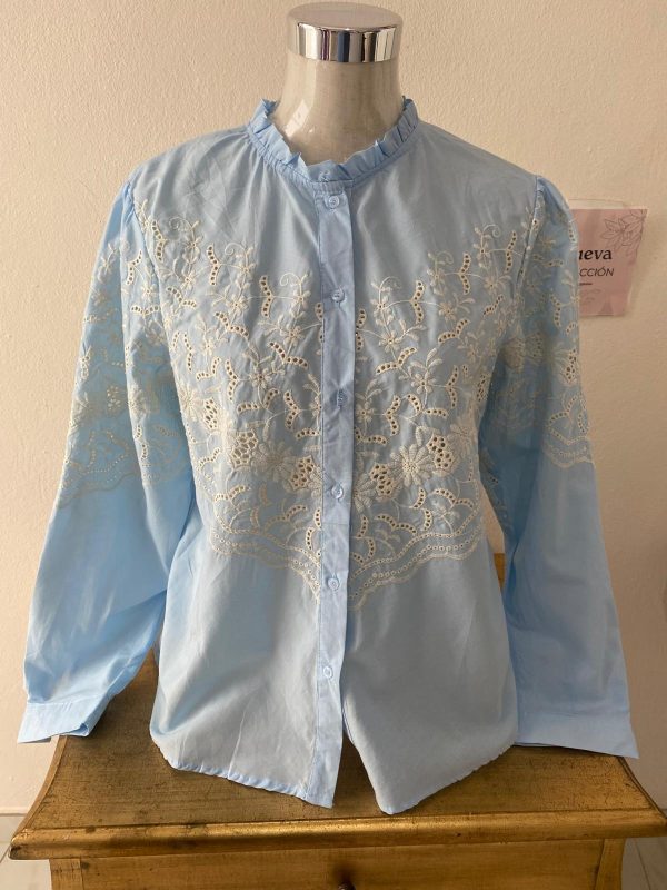 Camisa celeste de batista bordada