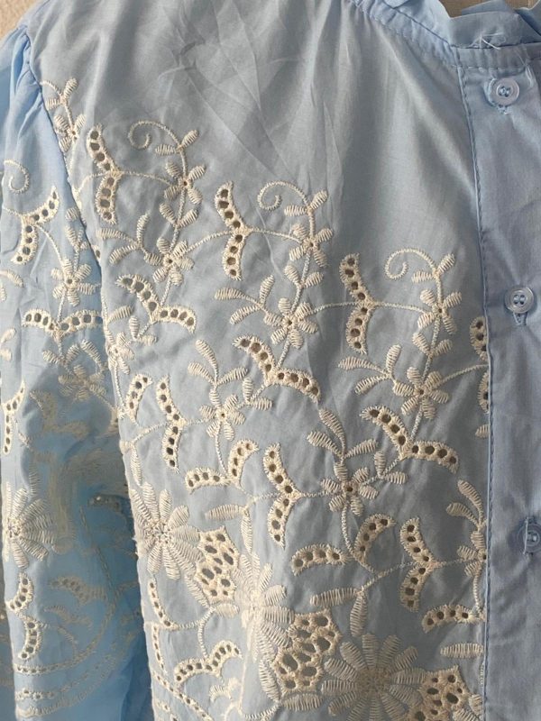 Camisa celeste de batista bordada - Imagen 2