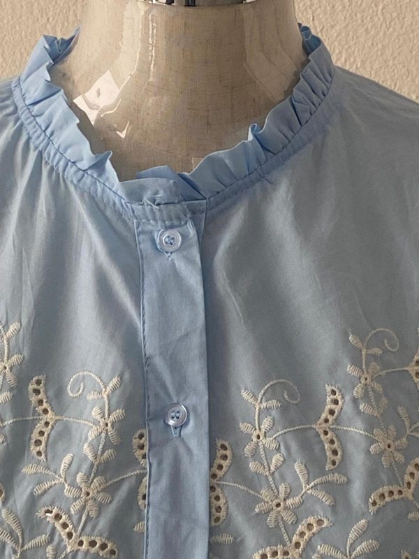 Camisa celeste de batista bordada - Imagen 3