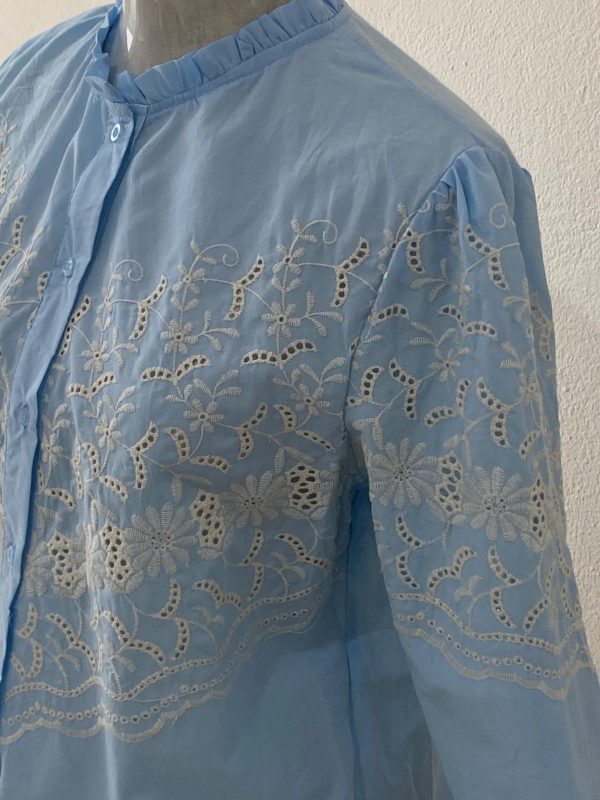 Camisa celeste de batista bordada - Imagen 4