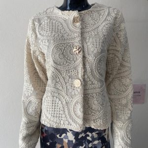 Chaqueta en crudo bordada