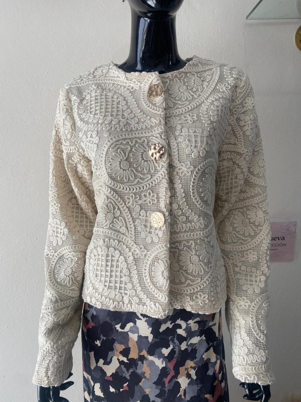 Chaqueta en crudo bordada