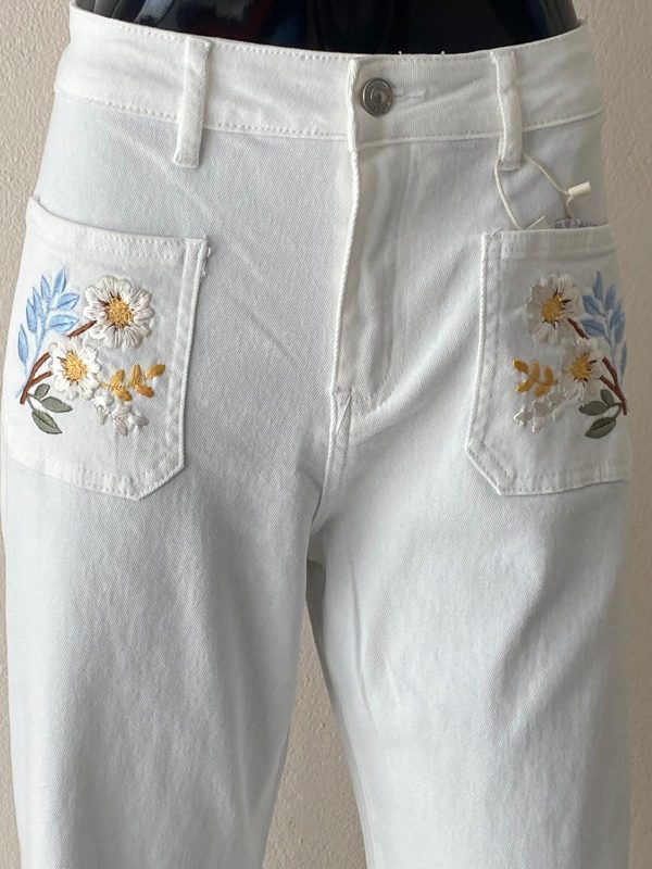 Pantalón vaquero con bordado en bolsillos - Imagen 4