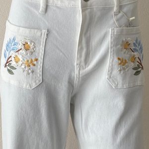 Pantalón vaquero con bordado en bolsillos