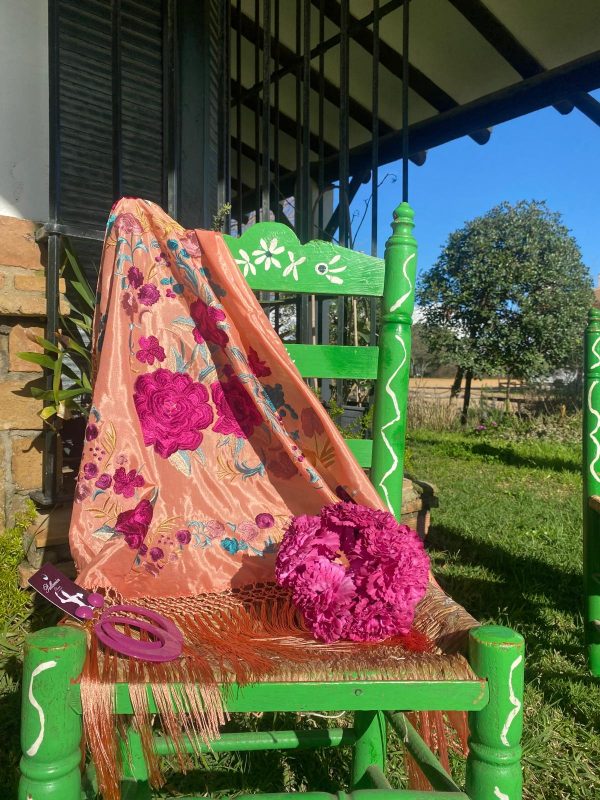 Mantoncillo de flamenca modelo Martina maquillaje con fucsia