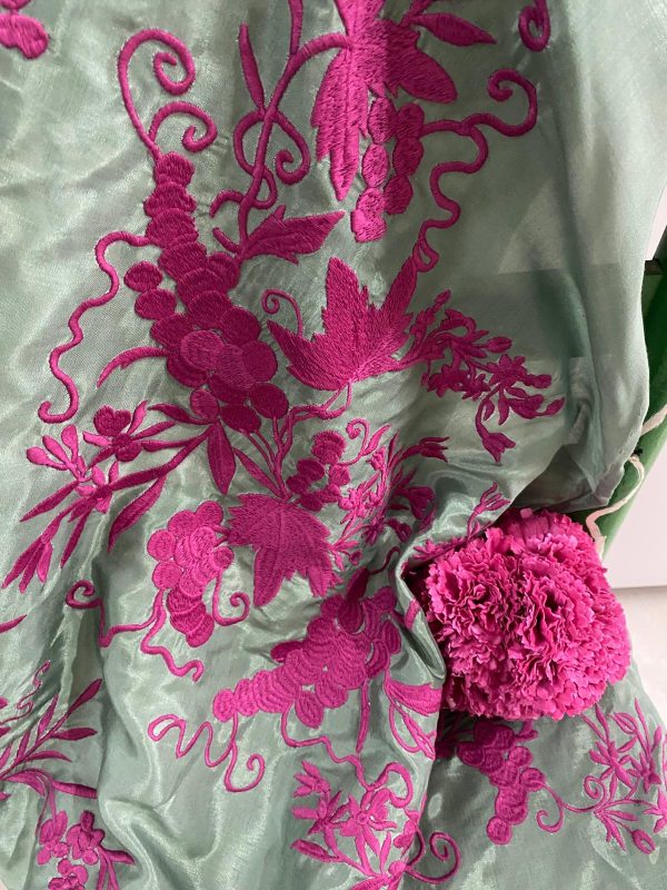 Mantoncillo de flamenca modelo Daniela verde empolvado con fucsia - Imagen 2