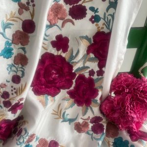 Mantoncillo de flamenca modelo Martina  blanco con fucsia