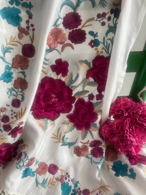 Mantoncillo de flamenca modelo Martina  blanco con fucsia