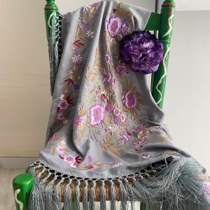 Mantoncillo de flamenca modelo Vega gris con malva