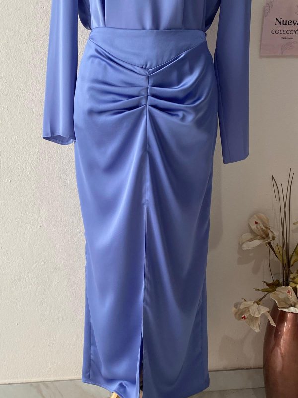 Falda de satén frunce central