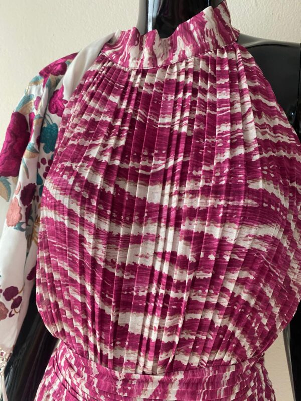 Mono en bugambilla cogido al cuello - Imagen 2