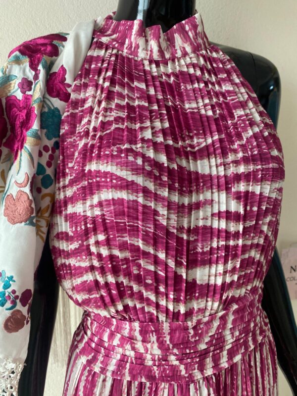 Mono en bugambilla cogido al cuello - Imagen 3