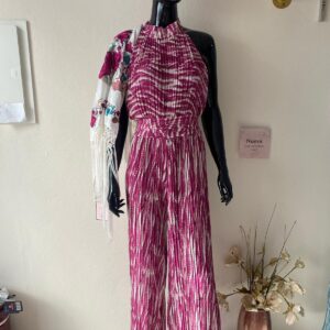 Mono en bugambilla cogido al cuello