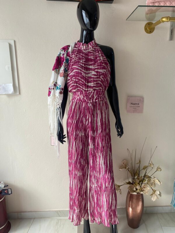 Mono en bugambilla cogido al cuello