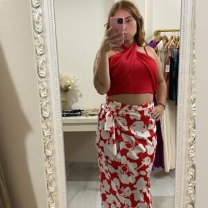 Falda flor roja