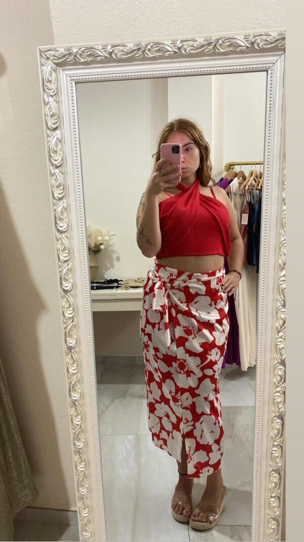 Falda flor roja
