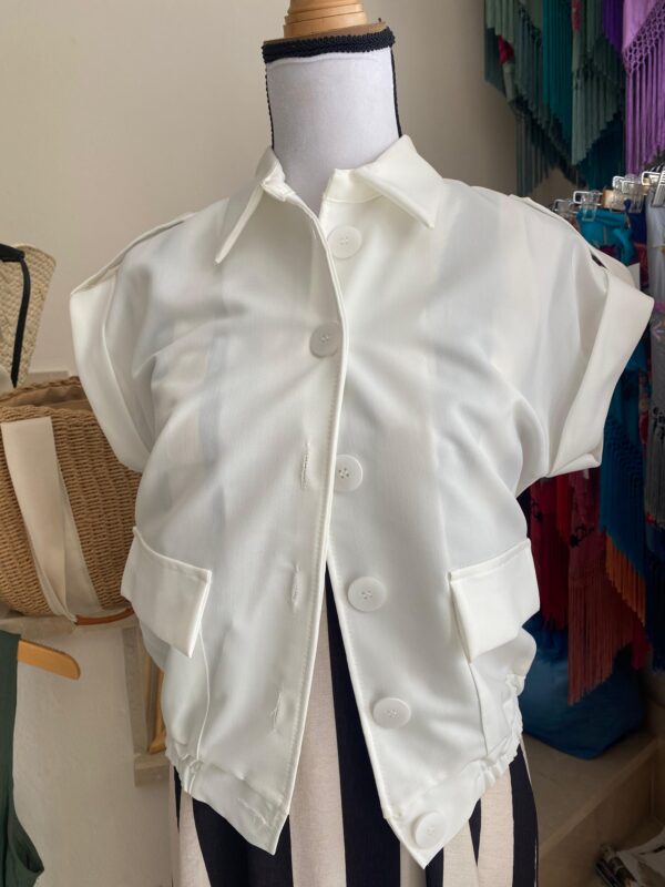 Chaqueta blanca abotonada