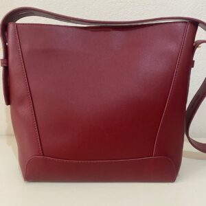 Bolso polipiel con hebilla dorada