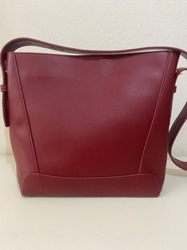 Bolso polipiel con hebilla dorada