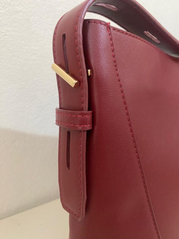 Bolso polipiel con hebilla dorada - Imagen 2