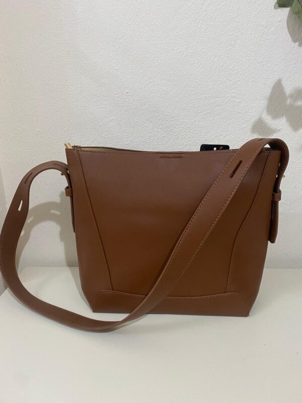 Bolso polipiel con hebilla dorada - Imagen 4