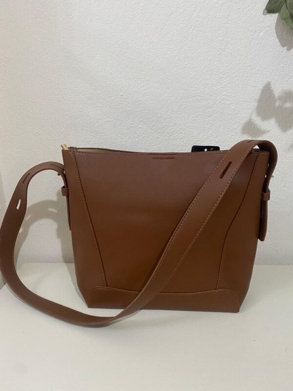 Bolso polipiel con hebilla dorada - Imagen 5