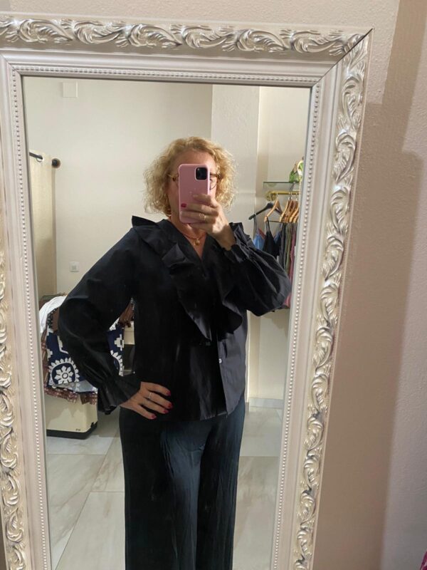 Blusa casual con volante - Imagen 2