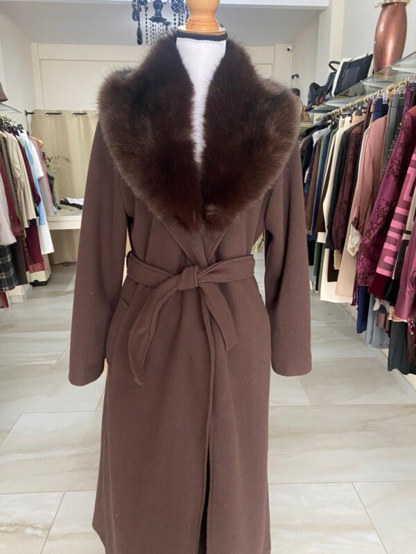 Abrigo con pelo en el cuello