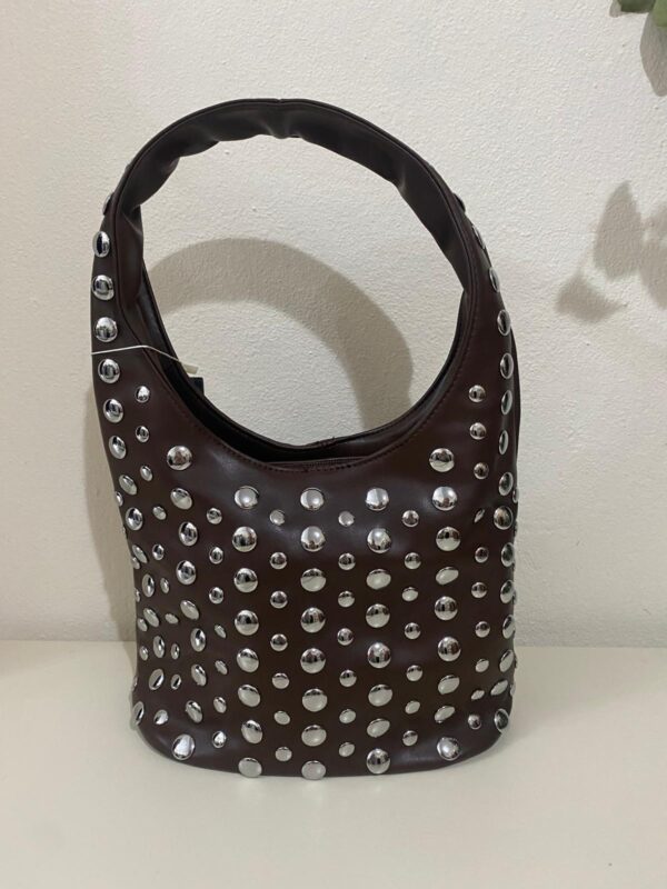 Bolso con tachuelas