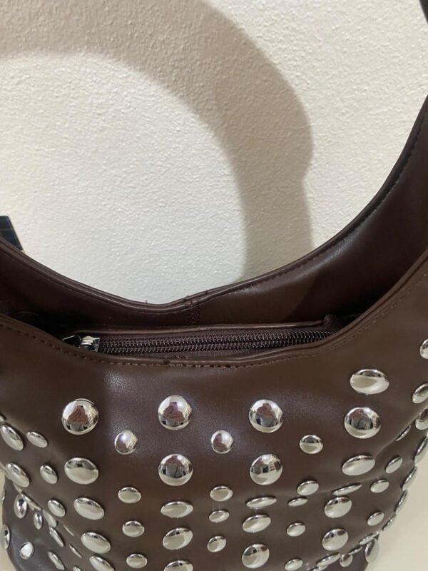 Bolso con tachuelas - Imagen 2