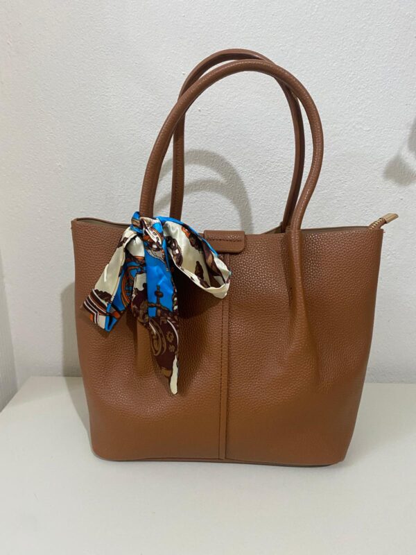 Bolso marrón con lazo
