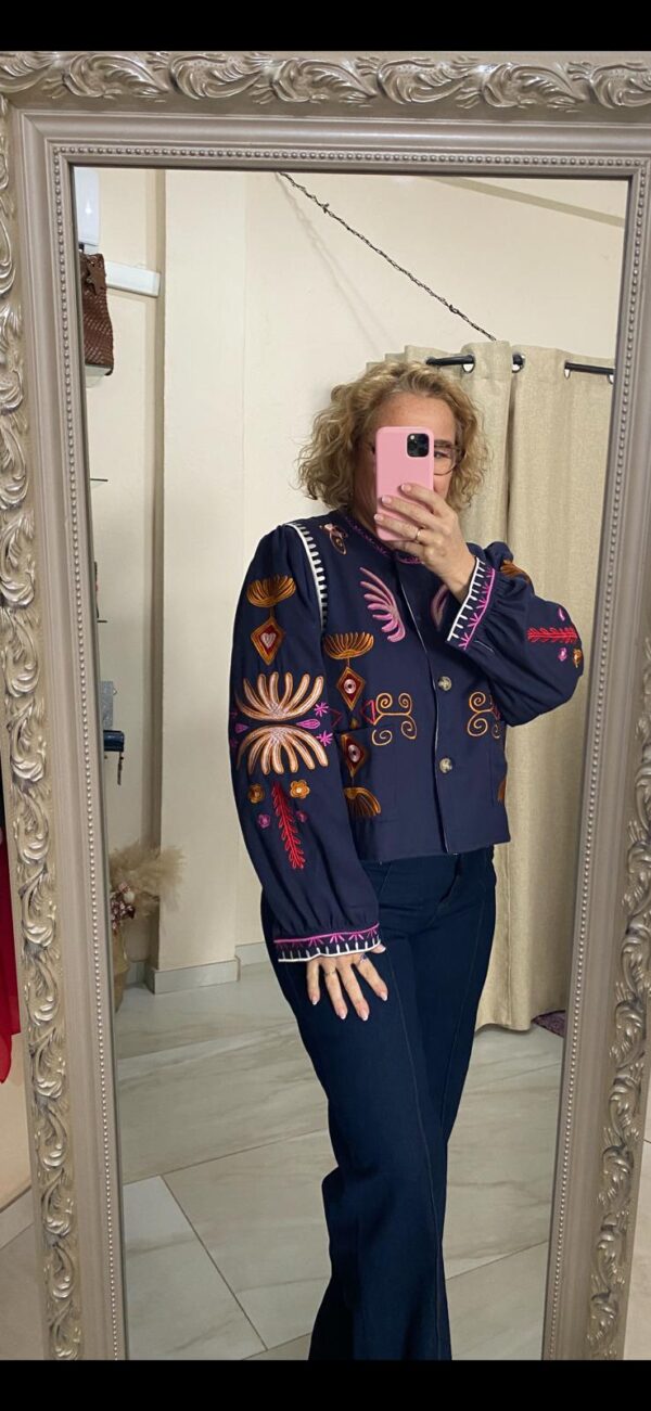 Chaqueta sobre camisa bordada - Imagen 2