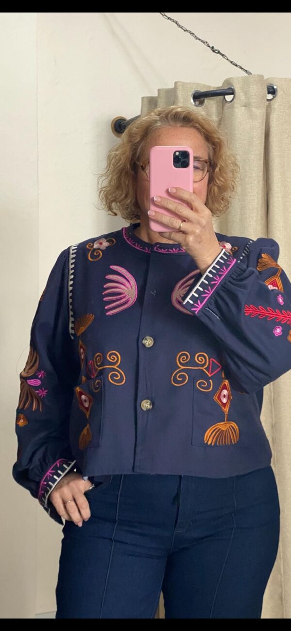 Chaqueta sobre camisa bordada - Imagen 3