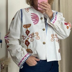 Chaqueta sobre camisa bordada