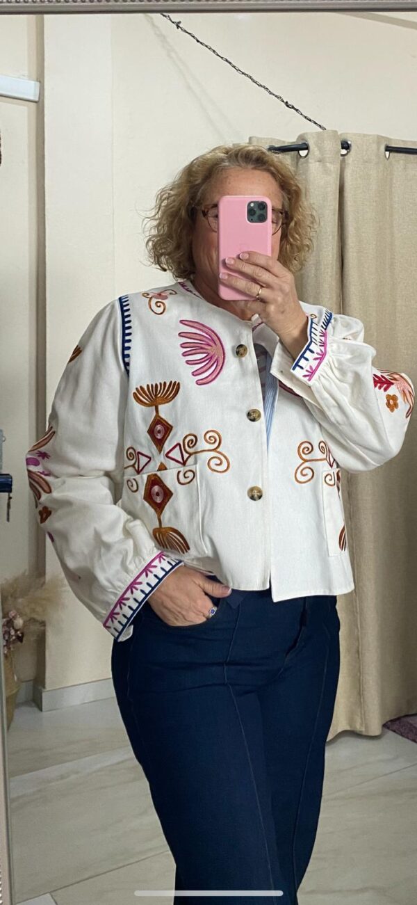 Chaqueta sobre camisa bordada