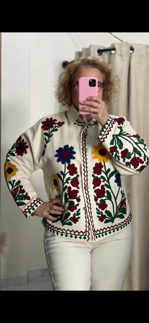 Chaqueta beiges bordada - Imagen 2