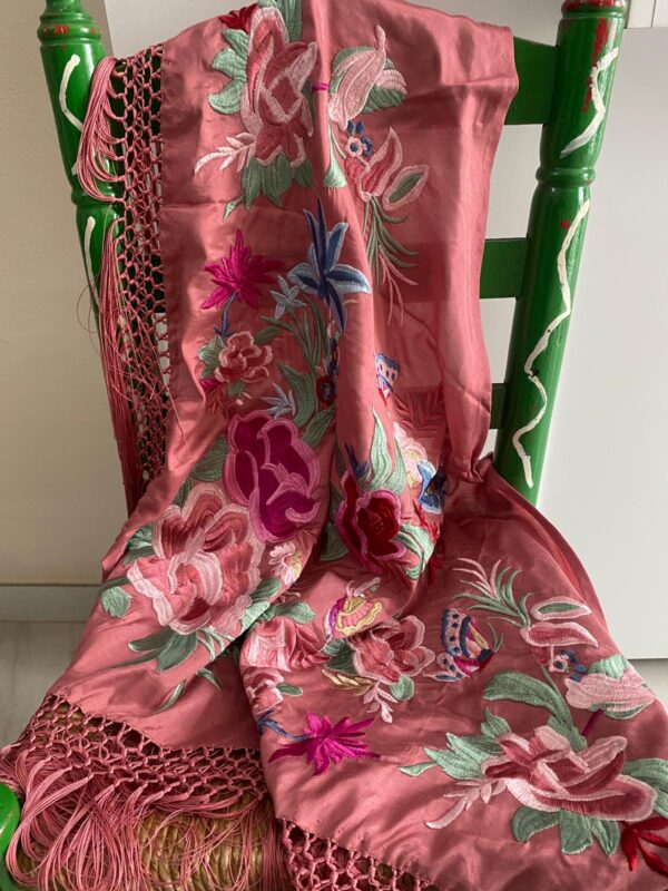 Mantoncillo de flamenca modelo Anastasia rosa empolvado