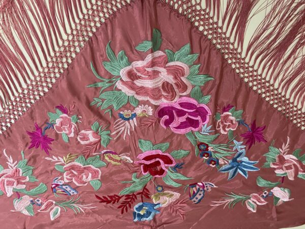 Mantoncillo de flamenca modelo Anastasia rosa empolvado - Imagen 3