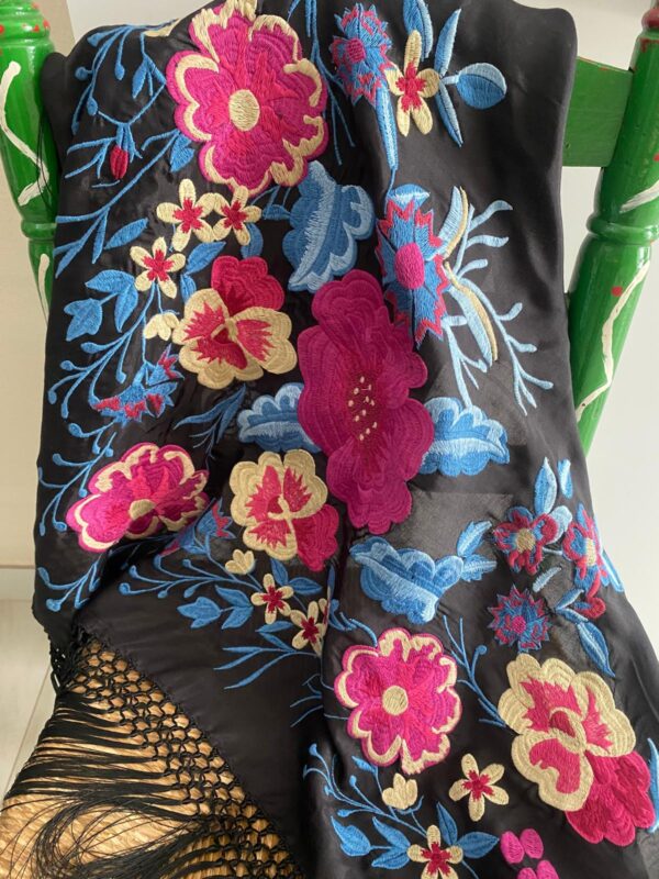 Mantoncillo de flamenca modelo Manuela con fucsia