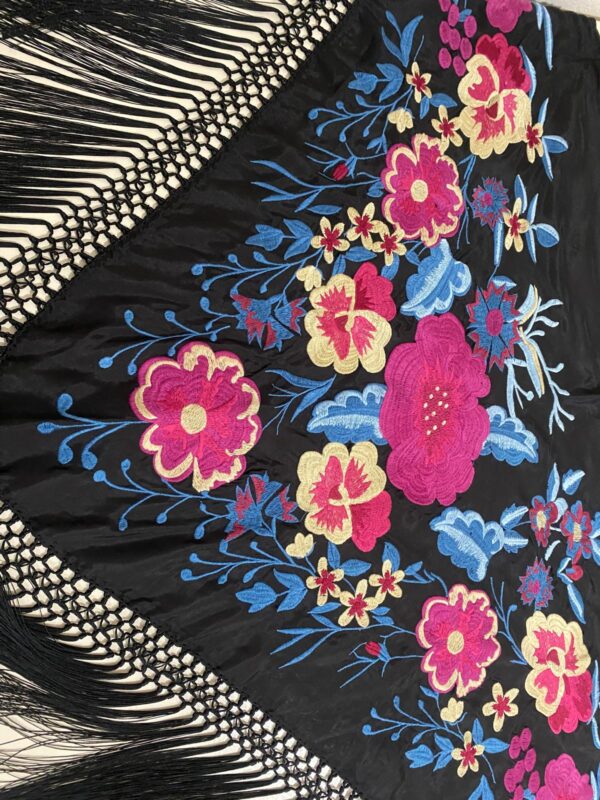 Mantoncillo de flamenca modelo Manuela con fucsia - Imagen 2