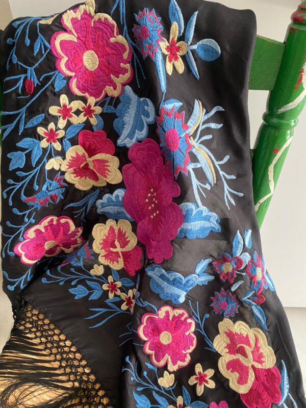 Mantoncillo de flamenca modelo Manuela con fucsia - Imagen 3